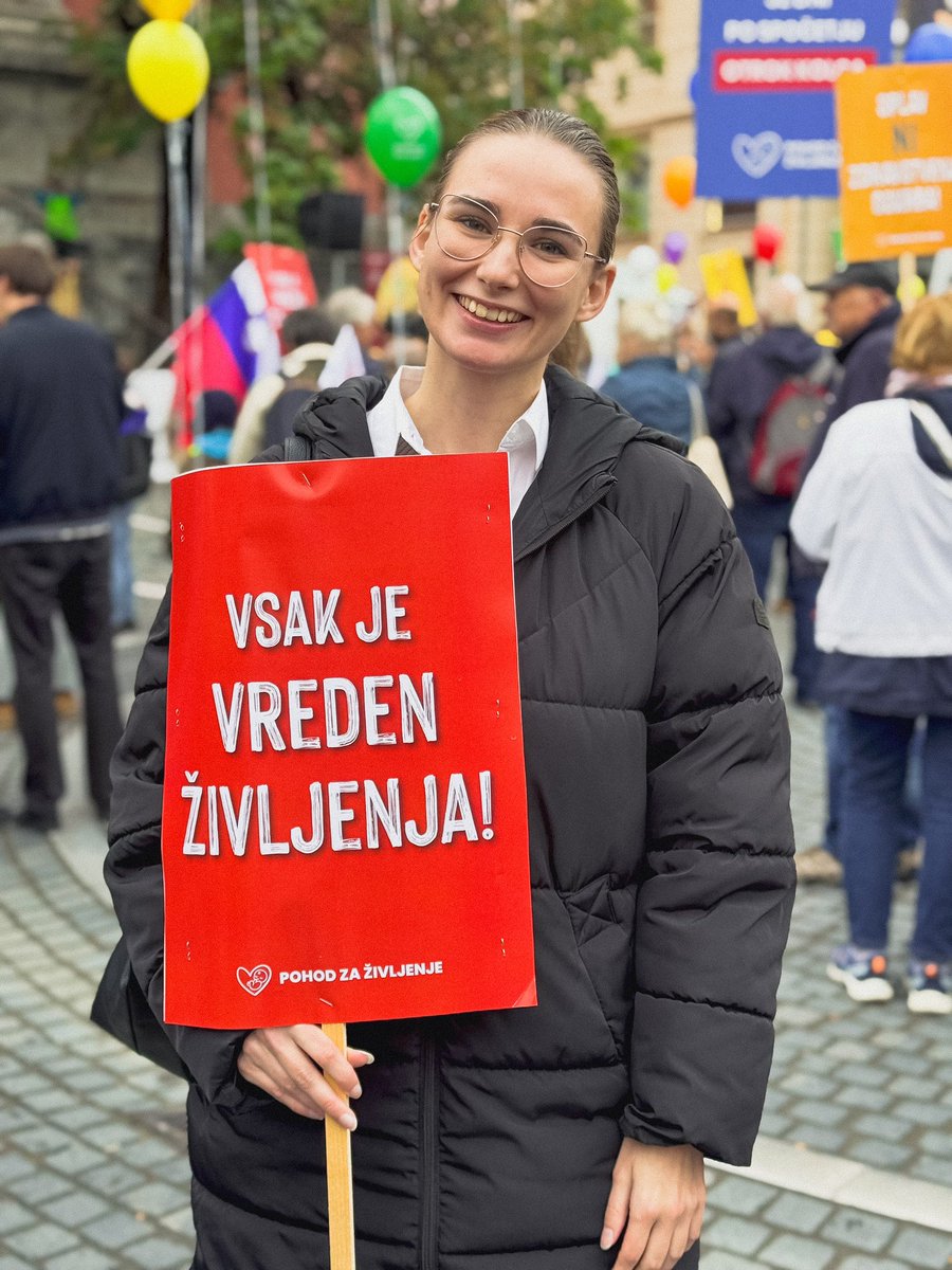 KarinPlaninsek's tweet photo. Danes sem se prvič udeležila pohoda za življenje. Pa ne zato, ker bi se zavzemala za prepoved splava, kakor radi zavajajo mediji in levičarski aktivisti. Dostop do splava mora biti omogočen. Za udeležbo pohoda sem se odločila predvsem zato, ker me skrbi vse bolj brezbrižen odnos družbe do nerojenega novega življenja. Splav se obravnava kot nek rutinski poseg, dostikrat celo že kot sredstvo kontracepcije in to ni prav. Več bi se morali pogovarjati o teži takšnega posega in kakšne hude posledice ima to za žensko. Boli me namreč, da imajo feminisične aktivistke in aktivisti toliko za povedati o pravicah žensk, ko pa je enkrat splav opravljen in nastopi potencialna huda travma ter obžalovanje, pa pravice žensk nikogar več ne zanimajo. Naš odnos do novega življenja je postal popolnoma zgrešen, nič nam več ni sveto. Zato se mi zdi prav, da se postavimo za življenje, hkrati pa obsojam vse tiste, ki bi nam najraje odvzeli pravico do našega mnenja in nas celo zmerjajo s fašisti. Ravno takšni agresivni in nastrojeni aktivisti odražajo fašistične tendence. Zato se ne pustimo ustrahovat in se pogumno postavimo za to, kar je prav!

Z ljubeznijo, Karin ❤️