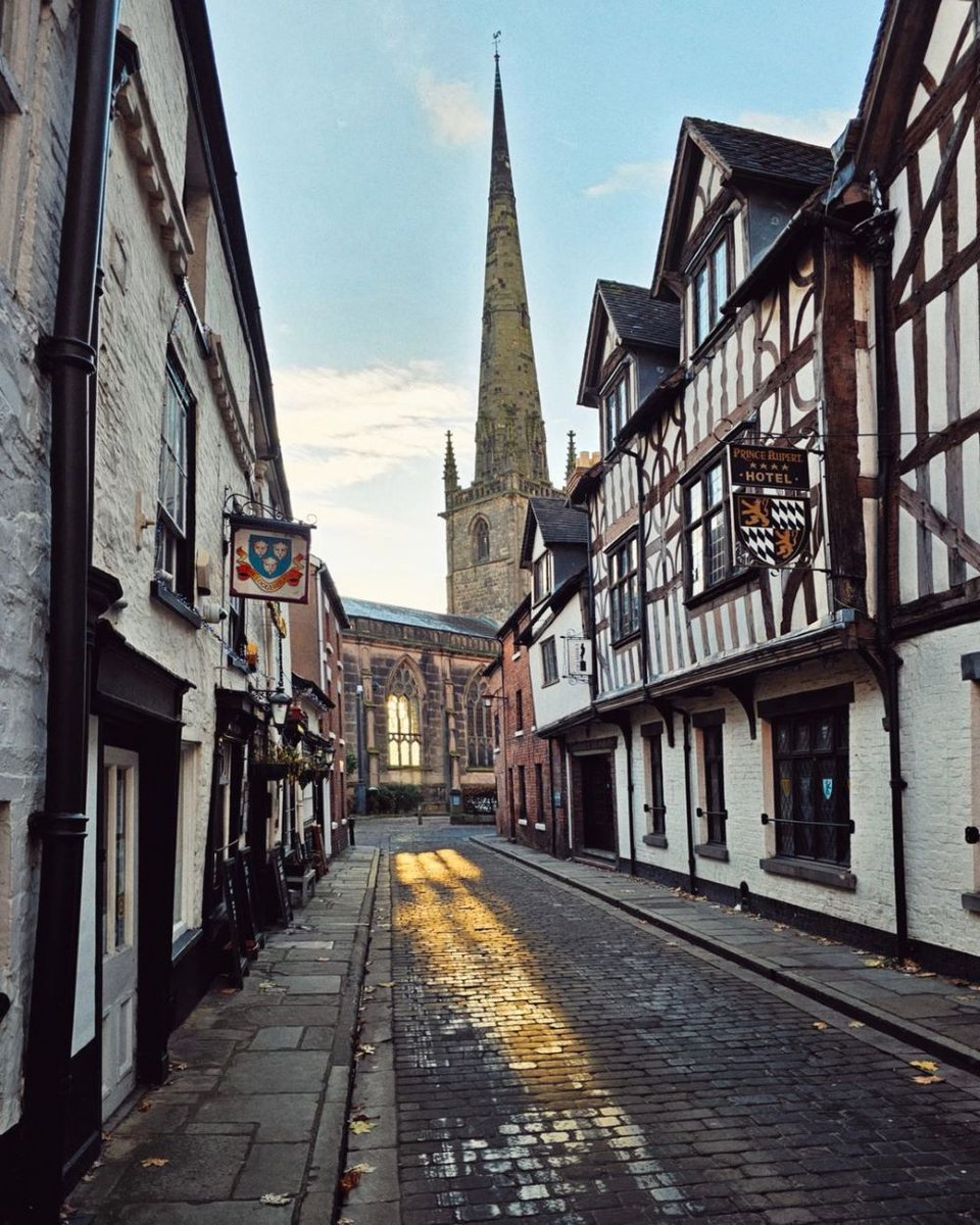 This beautiful picture of Church Street, #Shrewsbury, captures the low autumn sun streaming through the windows of St Alkmund's. 

Founded in 912 AD by Aethelfleda, Lady of the Mercians, the eldest daughter of King Alfred the Great.

📷 @looshontheloose (Instagram)