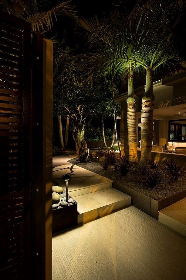 الجميع يستحق أن يشعر بأشياء جيّدة، 
قل لأخيك أنهُ نور عينيك ولصديقك أنه جزئك الأيسر
قل للرائعين أنهم رائعين 
وقل لمن تحب أنك تحبه لن تدوم الأيام الطيبة فعِشها بِحب 🍁