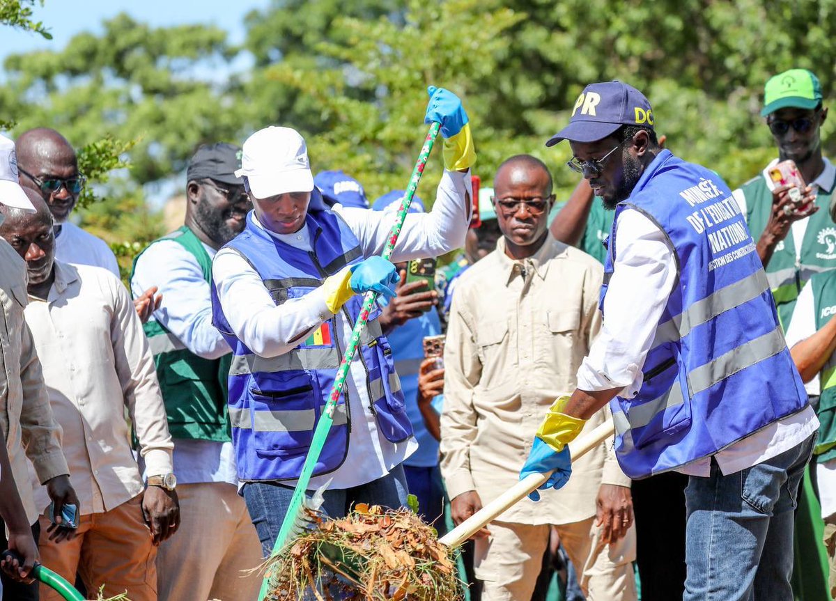 PR_Senegal's tweet photo. Le Président @PR_Diomaye, accompagné de la Première Dame et de membres du gouvernement, a participé à M’bour à la 5e édition de la journée « Setal Suñu Réew ». Il a encouragé la jeunesse à valoriser l’éducation et a constaté le projet de réhabilitation et d'extension du lycée. https://t.co/jDuvEbOj8q
