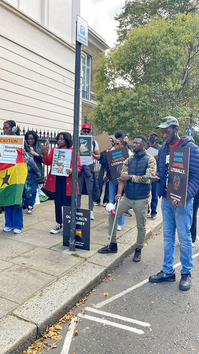 Ghfixthecountry's tweet photo. Ghanaian youth across the globe are rising up and taking action to advocate against illegal & irresponsible mining (Galamsey) and for an impartial and incorruptible justice system!

Watch excepts from the UK #StopGalamseyNow #FreeTheCitizens protest ongoing today in London🔥🔥

Add your voice to advocate for a better and safer Ghana🇬🇭 

#FixTheCountry #FreeTheCitizens @AndreaYankah