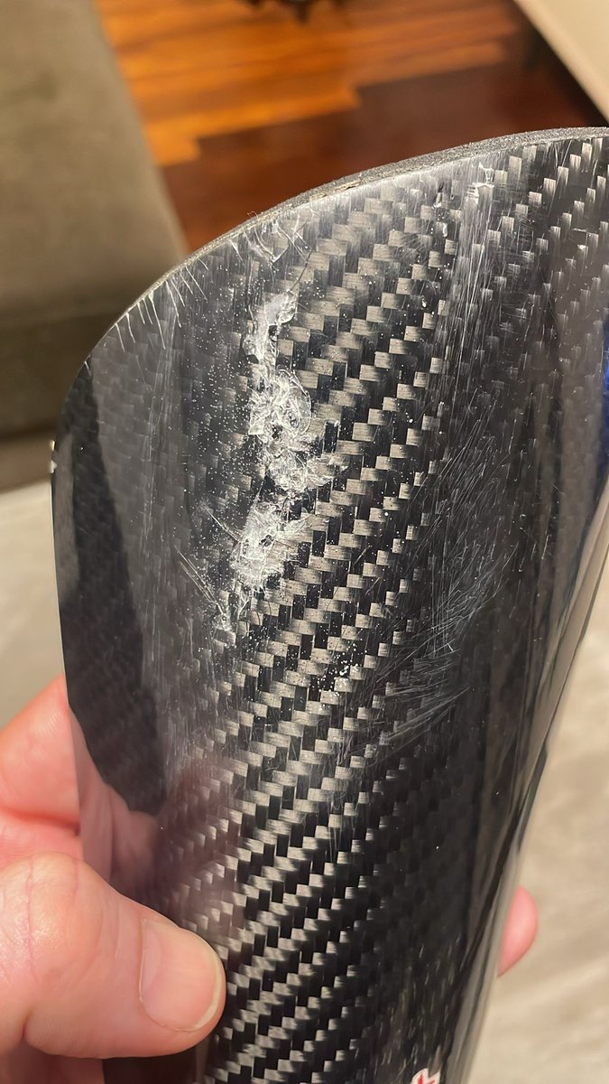 Cuándo un cliente te manda esta foto no sabes que decir, él no sufrió ningún daño. No somos conscientes de hasta que punto nos jugamos nuestra salud en cada partido. El poste y el campo recién estrenado esta temporada, una alegría para el club 😅💸
#espinilleras #carbono