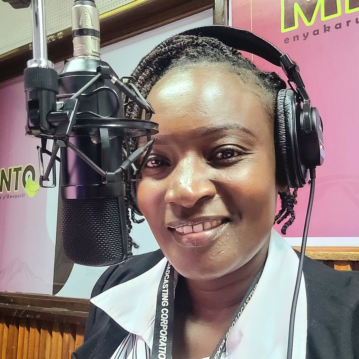 LydiahNyairabu's tweet photo. Hey my people it's beautiful Sabbath evening.
Karibu sana in the big show #Esamusejumamosi with me #LydiahScarletNyairabu aka kang'ina #MintoFM
#share #like #follow #leavecomments #subscribe #youareaman #morarakebaso #Kasmuel #Morara https://t.co/0kFBhXL2gc