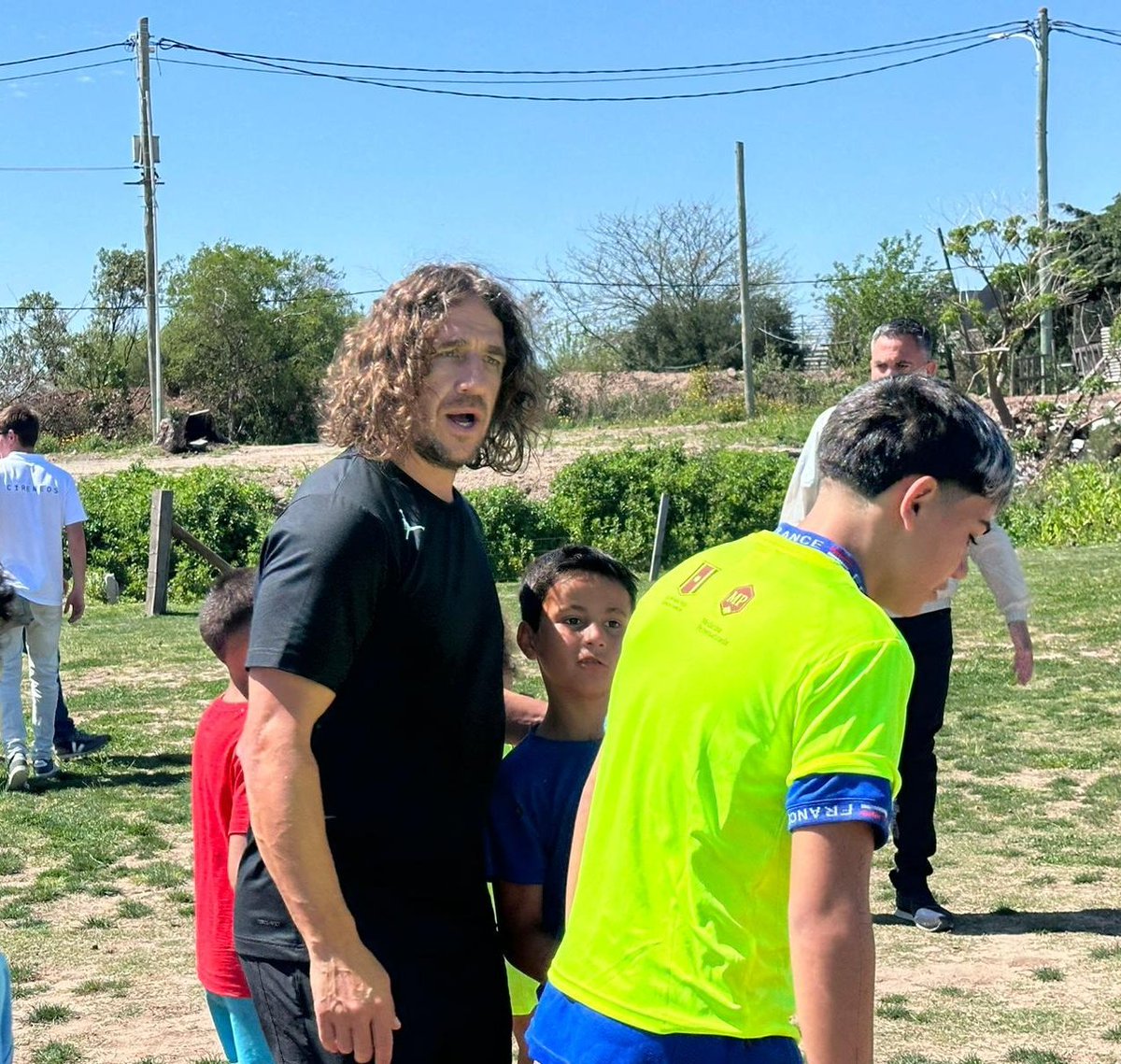 El campeón del mundo con España <a href="/Carles5puyol/">Carles Puyol</a> visitó el barrio Santa Eugenia, dónde el <a href="/gordo_verde/">Cura Juan Andrés Verde</a> lleva adelante una importante obra. allí estuvo Teledía con <a href="/maxipenaok/">Maxi Peña</a> <a href="/TelenocheUy/">Telenoche</a>