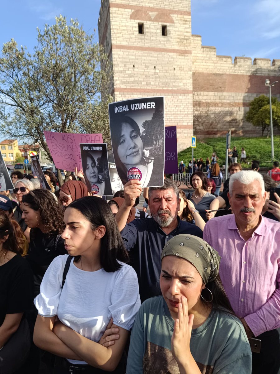 İstanbul Sözleşmesi'ni yürürlükten kaldıranlar artan kadın cinayetleri ve kadına yönelik şiddetin sorumlusudur!

İnsan Haklarından Sorumlu İl Bşk. Yrd. Selahattin Erbaş ve Komitemiz, Ayşenur ve İkbal için Kadın Meclislerinin Edirnekapı Surları'nda gerçekleştirdiği eyleme katıldı.