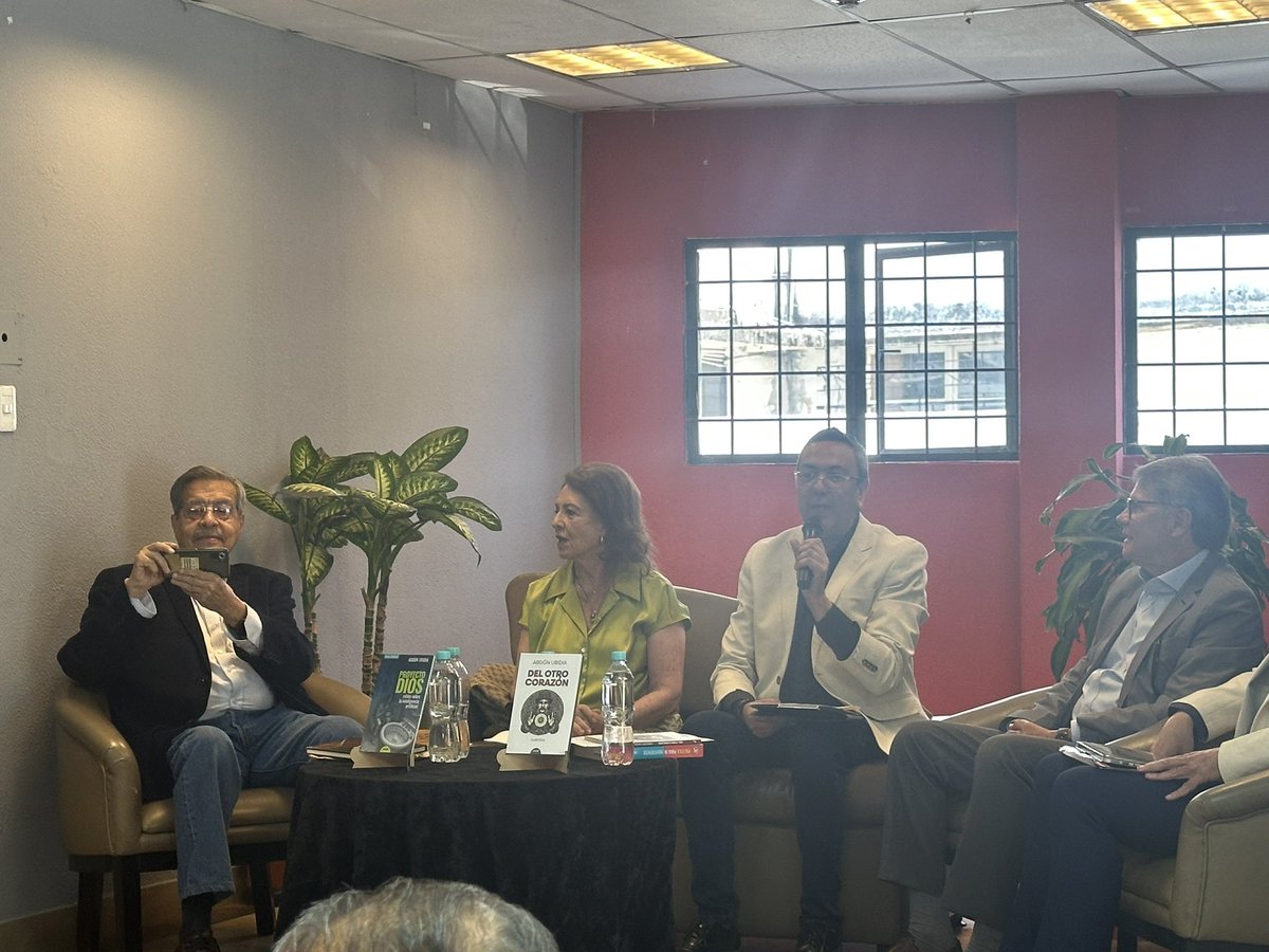 rompecabezas24's tweet photo. Homenaje a Abdon Ubidia en el @FceEcuador https://t.co/bukuhqPImz