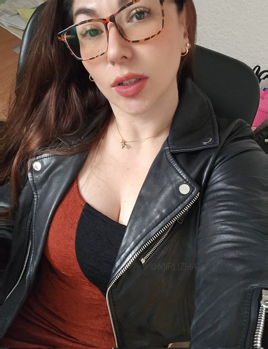 𝕄𝕚𝕣𝕏✨ - Yo solo vengo a incomodar con mi falta de atención, siga de largo y tenga buen día. 😏✌🏻 https://t.co/49JhpwNRbS