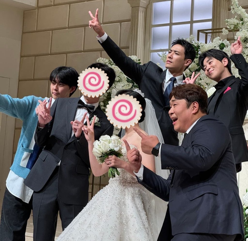 shlxversclub's tweet photo. 서노 1박 멤버들이랑 피디님 결혼식 갔었나바 💐 https://t.co/anevQJLfW8