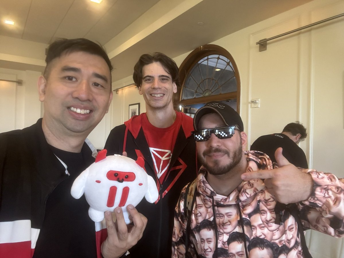 NFTfarming1's tweet image. With the smart people at Columbia @trondao #HackaTRON @iBeatWallStreet @St3venTRON @Yummart #love @xenitravel