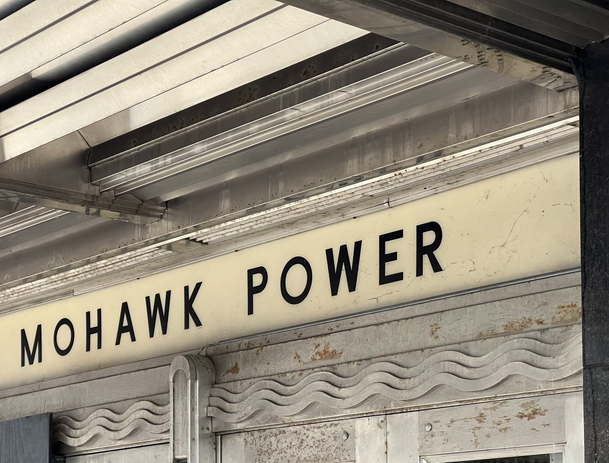 gmoult's tweet image. no art deco building has ever gone harder