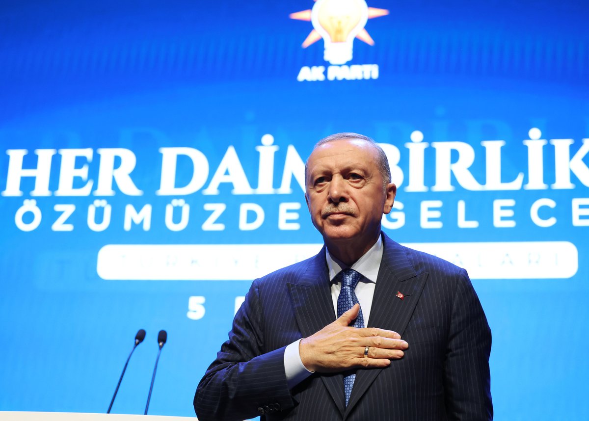 RTErdogan's tweet photo. Bir ay önce başlattığımız ve adına Özümüzden Geleceğe Türkiye Buluşmaları dediğimiz kucaklaşma seferberliğimizi İstanbul programımızla hitama erdirdik.

Türkiye Buluşmalarımızın ülkemize, milletimize ve AK Parti Teşkilatımıza hayırlı olmasını diliyorum.                           

6 Eylül’den beri partimizin il ve ilçe teşkilatları başta olmak üzere Merkez Yürütme Kurulu üyelerinden Merkez Karar ve Yönetim Kurulu üyelerine, milletvekillerinden bakanlara kadar tüm kadromuzla sahadaydık.

Kâh vapurda kâh kahvehanede kâh esnafımızın dükkânında, çarşı ve pazarda; tüccarımızdan çiftçimize, emekliden memurumuza, şehit-gazi yakınlarından ihtiyaç sahibi vatandaşlarımıza herkesin kapısını çaldık.

Bu kapsamda 10 bin 800 müstakil noktada milletimizle bir araya geldik.

Program sayesinde teşkilat olarak birliğimizi, beraberliğimizi, yol ve dava arkadaşlığımızı perçinledik.

Milletimizle kurduğumuz gönül köprülerimizi biraz daha sağlamlaştırdık.

Toplumun nabzını tuttuk, tavsiyelerini dinledik, eleştirilerine kulak verdik.

31 Mart yerel seçim sonuçlarını milletimizle birlikte açık yüreklilikle değerlendirdik.

Nerede eksiğimizin olduğunu tahlil ve tespit etmeye çalıştık.

Son 23 yıldır olduğu gibi milletimizin hassas terazisinde hiçbir komplekse kapılmadan kendimizi tarttık, hesaba çektik, kendimize ayna tuttuk.

Kongre sürecimiz öncesinde bizlere rehberlik edecek çok geniş bir fikir havuzunu derlemiş bulunuyoruz.

Türkiye Buluşmaları’nda gündeme getirilen tespit, tenkit ve tekliflerden kongre sürecimizde inşallah azami derecede istifade edeceğiz.