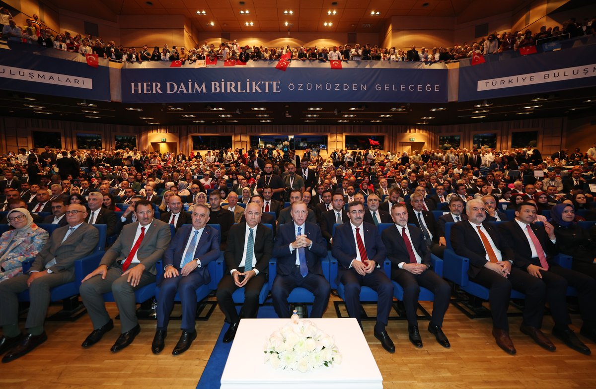 Bir ay önce başlattığımız ve adına Özümüzden Geleceğe Türkiye Buluşmaları dediğimiz kucaklaşma seferberliğimizi İstanbul programımızla hitama erdirdik.

Türkiye Buluşmalarımızın ülkemize, milletimize ve AK Parti Teşkilatımıza hayırlı olmasını diliyorum.