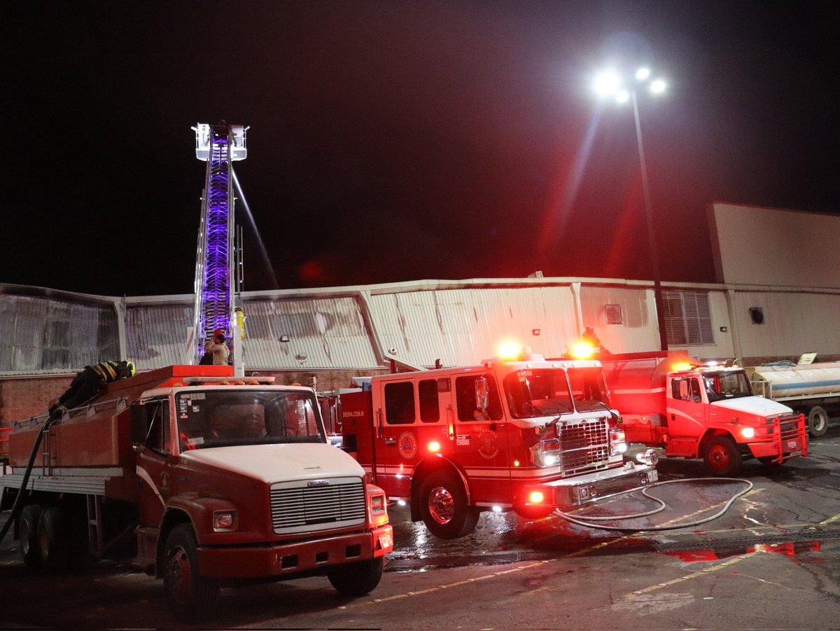 NotiClickGDL's tweet photo. Luego de varias horas de intensa labor de parte de diversas corporaciones, fue controlado el incendio en el supermercado ubicado en Plaza Cordilleras de Zapopan.
Aunque no hubo personas lesionadas, se estima que hay pérdidas millonarias.
Es el segundo siniestro en una semana. https://t.co/L9kJF2u5IO