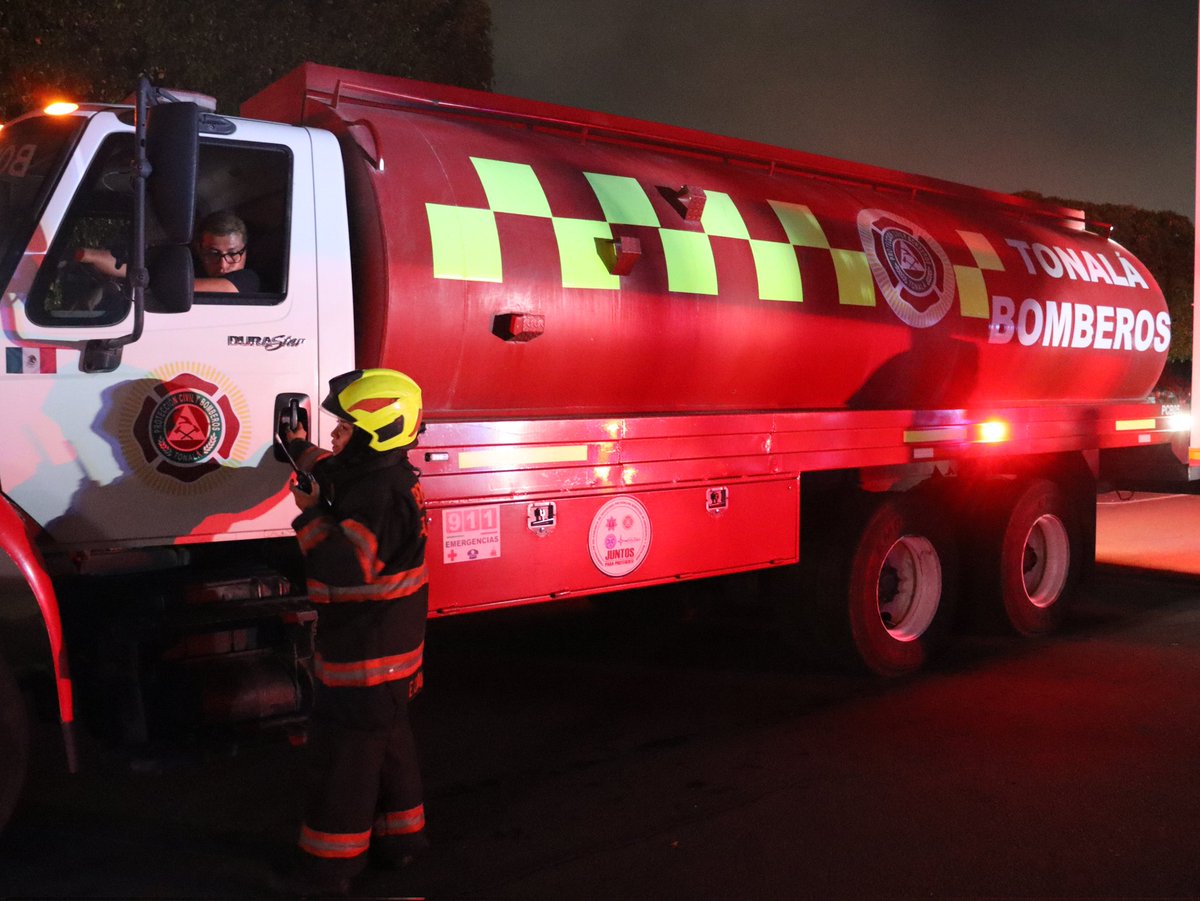 NotiClickGDL's tweet photo. Luego de varias horas de intensa labor de parte de diversas corporaciones, fue controlado el incendio en el supermercado ubicado en Plaza Cordilleras de Zapopan.
Aunque no hubo personas lesionadas, se estima que hay pérdidas millonarias.
Es el segundo siniestro en una semana. https://t.co/L9kJF2u5IO