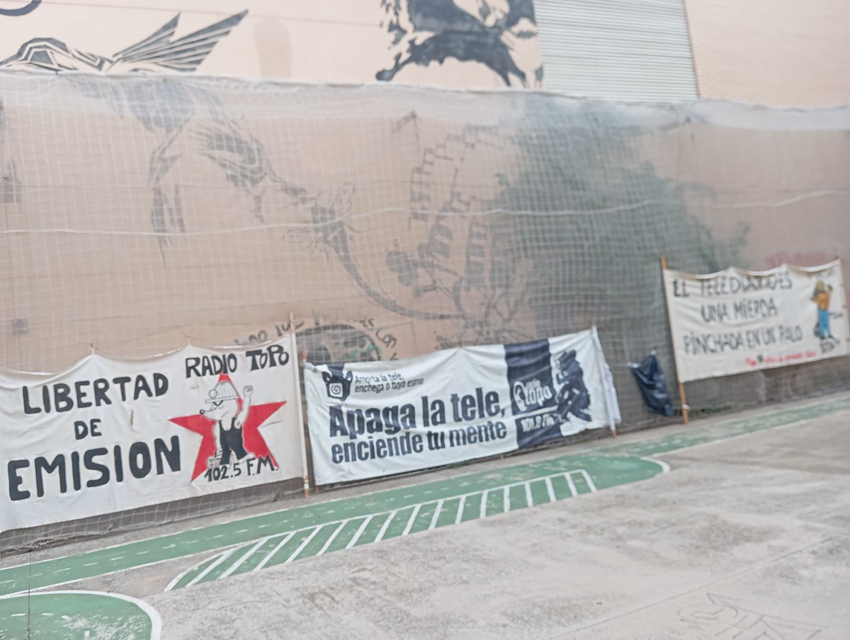 Ya en el solar de San Agustín en la Madalena.
Comienza fiestón de Radio Topo.
#Pilares24 #radioslibres #libertaddeemision