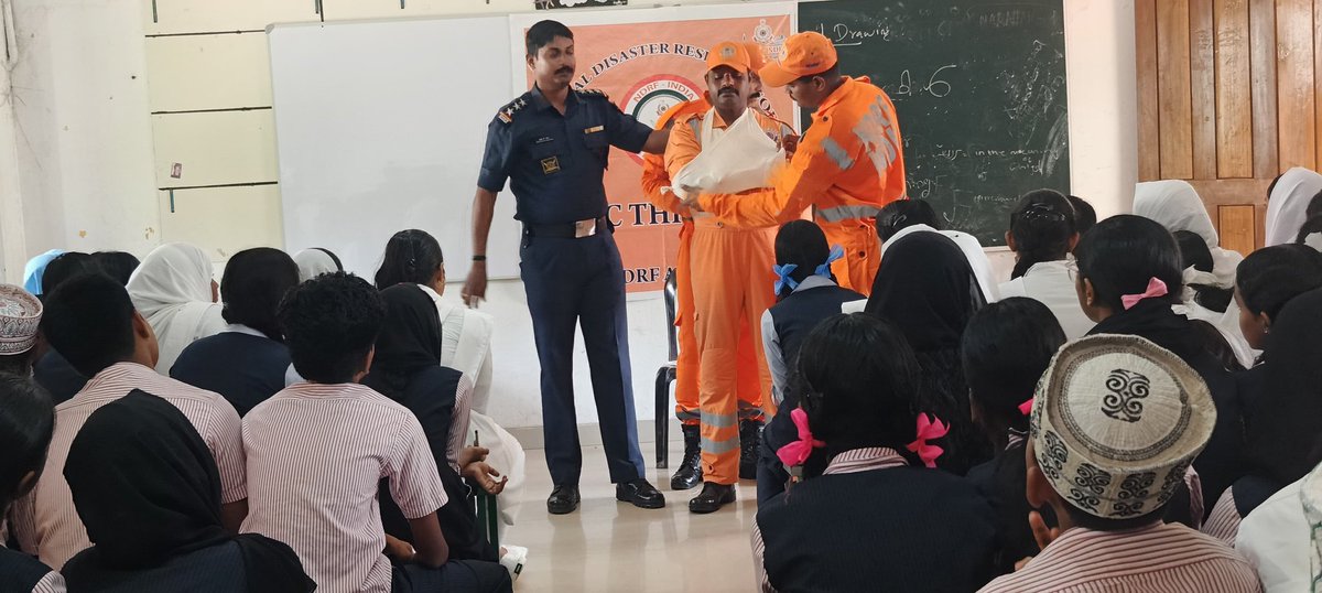 04NDRF's tweet photo. #NDRF Team RRC Thrissur Conducted a School Safety Program at #SSMHSS, #Azhicode, Kodunhallur Taluk,#Thrissur. Covered Essential topics like CPR, Bleeding Control,Lifting Techniques, and Earthquake Safety. Students & staff also Participated in a Tree Plantation Drive.๐ณ
#NDRF #SSP https://t.co/K84smxO7GL