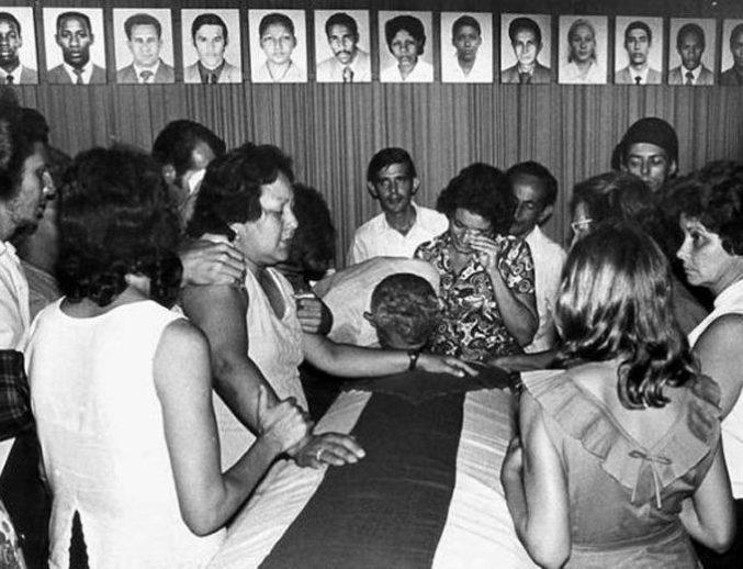 El 6 de octubre de 1976 un crimen que golpeó a fondo al pueblo de Cuba: la voladura de un avión de la aeronáutica civil en el que viajaban 73 personas, entre ellas el victorioso y juvenil equipo nacional de esgrima que regresaba a casa con todos los lauros.
#SurDelJíbaro