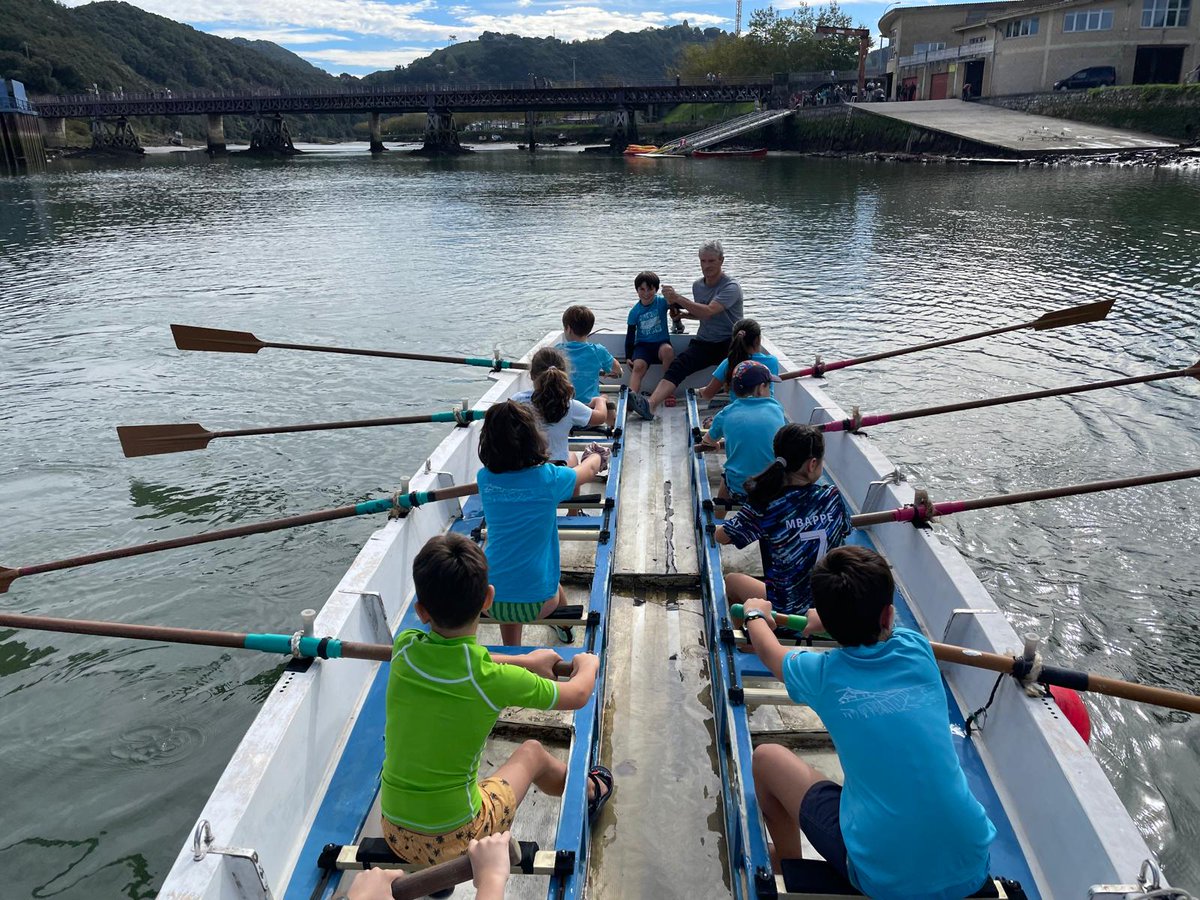 Gaur, eskola kirolako programarekin hasi gara Arraun Elkartean 🚣🏻. Eskoletako umeek arrauna probatu, ezagutu eta ondo pasatzeko aukera izango dute datozen hilabeteetan, eskolek antolatzen duten programazio honi esker, kirol desberdinak proba ditzaten. 

#TelmoDeun 🔴