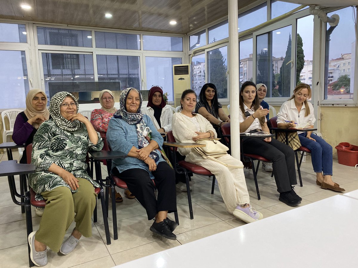 PartiBornova's tweet photo. İlçe Kadın Kolları Başkanımız @Zeynepolqun başkanlığında haftalık olağan yönetim kurulu toplantımızı icra ettik.Hayırlara vesile olsun inşallah.

@aysekesir @Bilalsaygili @EmelDalkirann https://t.co/j1OKwm7sOb