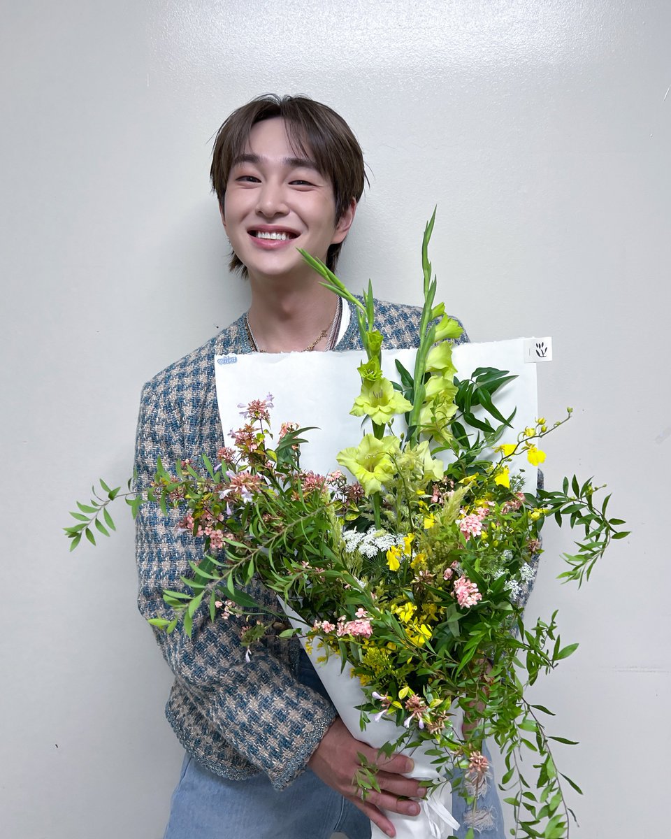ONEW tweet media