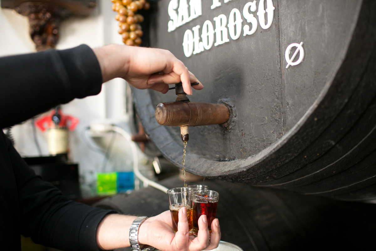 TurismoJerez's tweet photo. Pocas cosas hay tan nuestras que hacer una parada en cualquiera de los tabancos para reponer fuerzas. 

Una experiencia que sólo vivirás en Jerez

#JerezSiempre #AlwaysJerez #turismojerez #visitajerez #jerezdelafrontera #tabancos" https://t.co/j05bVBwbDH