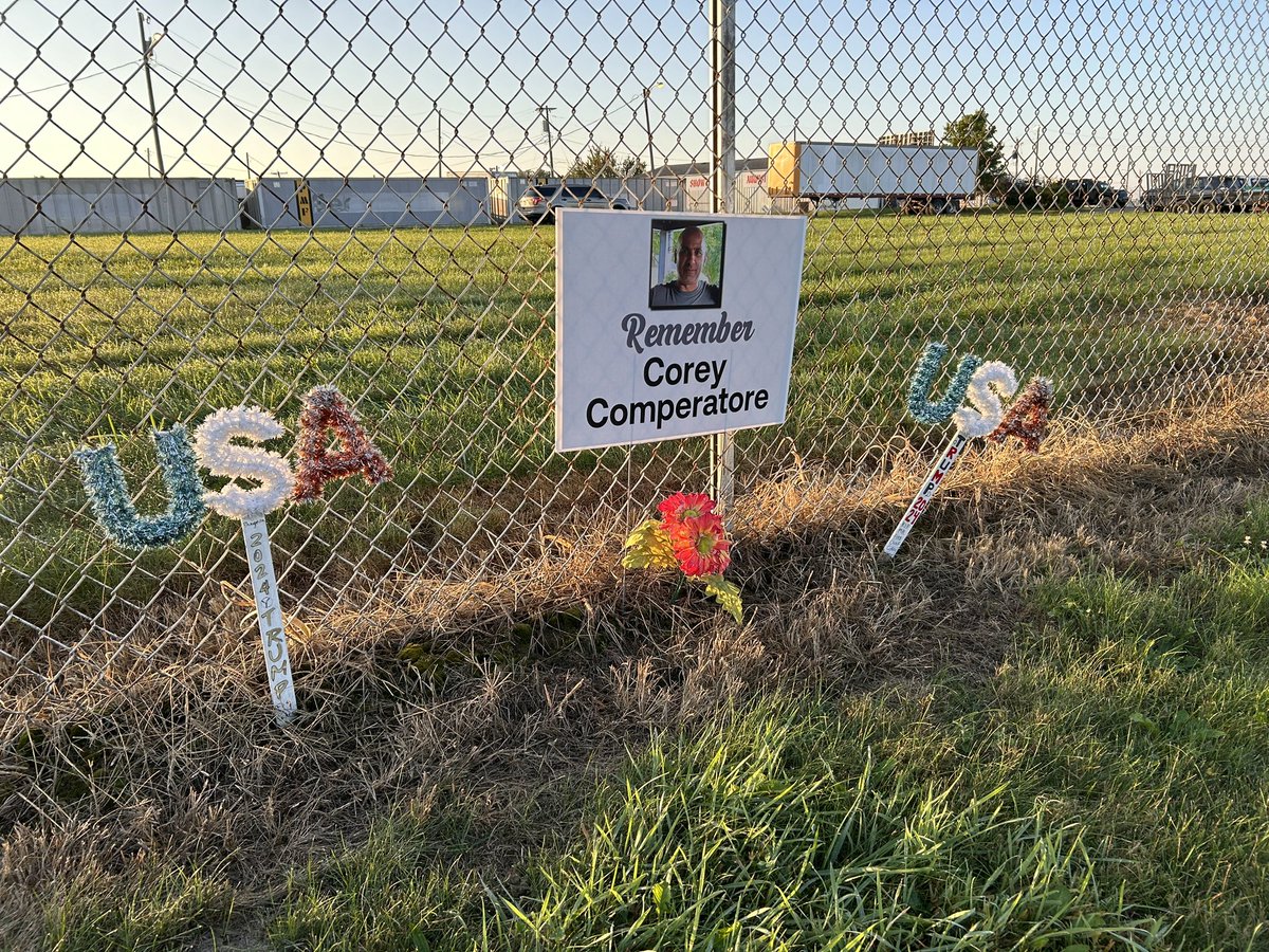 baldwin_daniel_'s tweet image. Outside the Butler rally perimeter:

Remember Corey Comperatore 🙏🏼