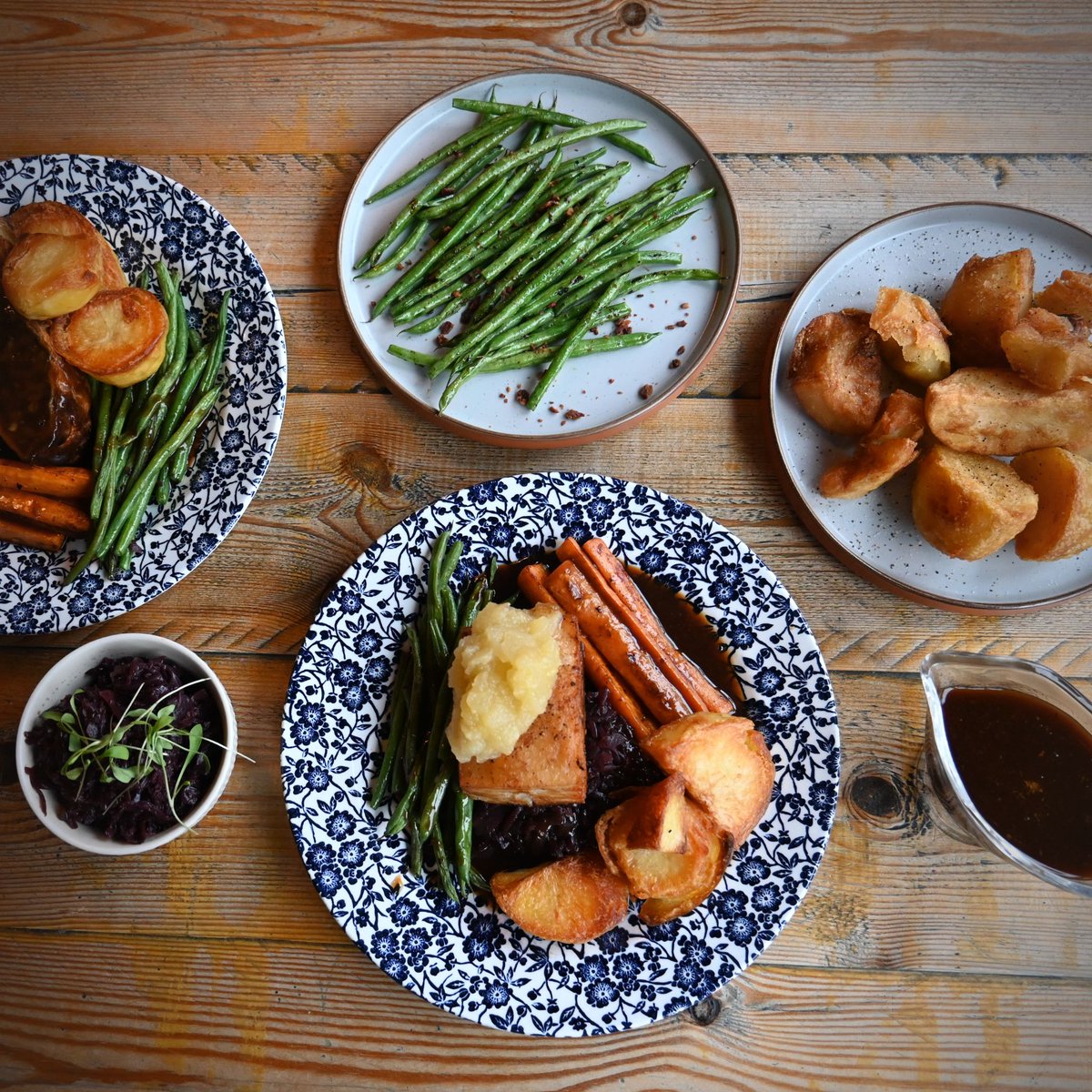 Book now for Sunday lunch in Walthamstow. Tuck into slow-cooked roast lamb, beef rib, pork belly, or our vegan Wellington, prepared with the finest ingredients and served alongside perfectly crafted sides.

Book: loom.ly/c783lTk

#roast #sundaylunch #weekend #dinner #food