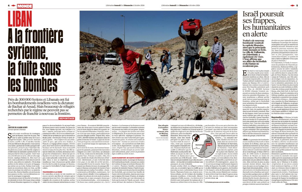 ArthurSarradin's tweet photo. 🇱🇧 «Si certains sont arrêtés de l’autre côté, ils se prendront une balle dans la tête». Pour @libe sur une route clandestine des passeurs qui mènent à la Syrie, avec ces réfugiés qui fuient les bombes israéliennes. 

📰 Sur la route rocailleuse de la montagne de l’Anti-Liban, près de Masnaa, dans l’est du pays, Nesrine aide sa petite sœur de 3 ans à grimper les rochers. «Allez, je te tire, tiens-moi la main»,souffle-t-elle. A vrai dire, Nesrine n’est pas tellement plus grande, 6 ans à peine. Leur mère, qui marche en tête quelques mètres plus loin, presse le pas. Il faut faire vite. En plein jour, cette famille originaire d’Idlib tente de rejoindre à pied la Syrie voisine pourfuir le Liban en guerre. «Notre maison a été détruite en Syrie, celle au Liban également, explique Fatima. Mon mari est mort, mais sa famille est restée dans le nord de la Syrie, nous allons les rejoindre. »

Sur le bord de la route, des hommes haranguent les passants, proposent des traversées illégales à la criée. L’un d’eux, un Libanais de 40 ans, croule sous les demandes. Il se fait appelerTayr, «l’oiseau» en arabe. «Moi, à la base, j’ai fait des études d’architecture d’intérieur. Maintenant, je suis recherché dans trois pays et j’ai déjà été arrêté 42 fois», s’enorgueillit-il avec le sourire.
(…)
«La plupart des Syriens sont venus ici illégalement, ils ne peuvent pas passer par la route officielle,explique le passeur. Un tiers d’entre eux sont recherchés par le gouvernement syrien. Si certains sont arrêtés de l’autre côté – il mime un canon avec l’index et le majeur –, ils se prendront une balle dans la tête. Ou ils disparaîtront.» Les plus «chanceux», d’après Tayr, qui seront arrêtés pour désertion, «seront envoyés au service militaire directement, pour crever en première ligne à Idlib ou à Deir el-Zor.»

⬇️ À lire en entier sur Libé : https://t.co/yQwIrAvsrH