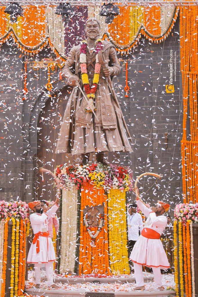 Marathi_rash's tweet photo. कोल्हापुरातील छत्रपती शिवाजी महाराजांची मूर्ती बघा..
आपले राजे, त्यांचे रूप, त्यांचा पेहराव ,शस्त्र सगळंच भारदस्त! 
देखणे रूप राजाचे... मालवणला किती हलक्या दर्जाचे काम केले, हे जाणवले... https://t.co/jETZRew3vj