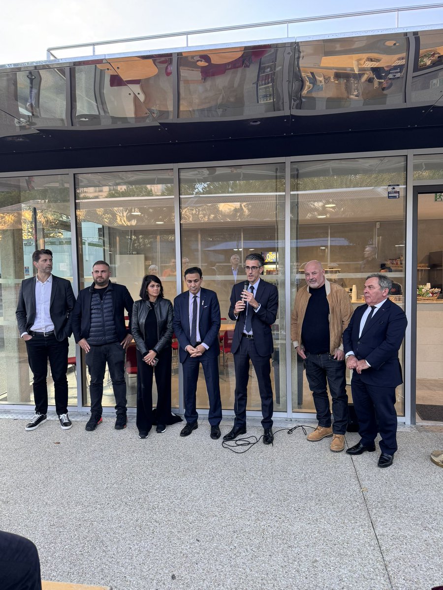 mairiedu16's tweet photo. Inauguration par @Jeremy_Redler, @fszpiner, @samiabadat et @Ali_Oubaali de de la nouvelle salle de boxe de l’@aspassy et du club-house de l’@ES16fr dans l’enceinte du stade Suchet ! La Mairie du XVIe est fière avec l’@OMS16e de soutenir ces infrastructures qui dynamisent le sport local et encouragent nos jeunes talents. 🥊 ⚽️#SportDansLe16 #EngagementLocal