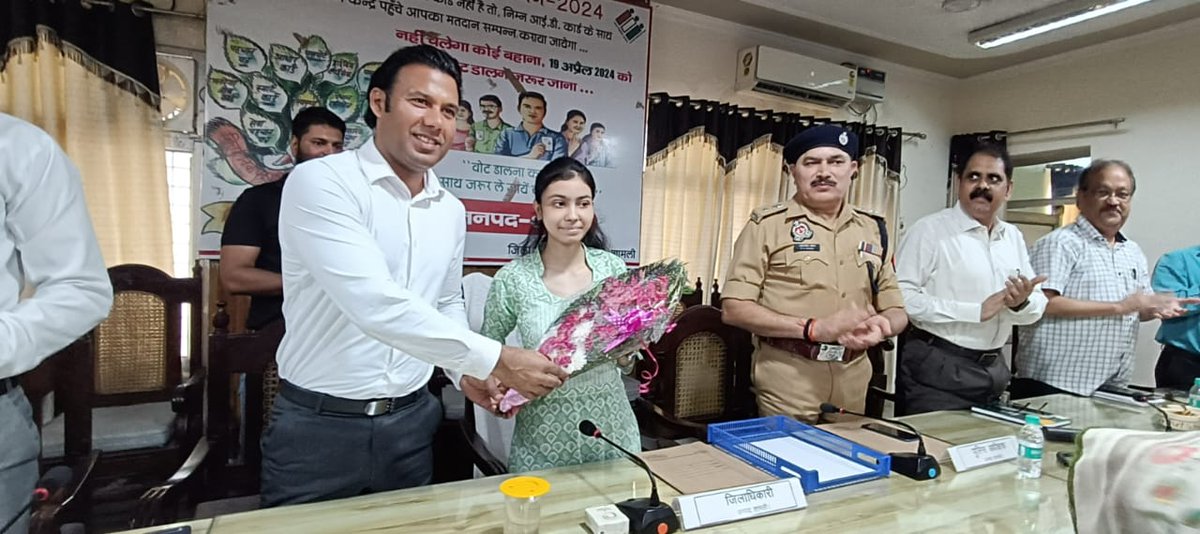 मिशन शक्ति अभियान के अन्तर्गत कक्षा 12 की जनपद टॉपर आकांक्षा को एक दिन की सांकेतिक जिलाधिकारी बनाकर संपूर्ण समाधान दिवस में फरियादियों की शिकायतों को सुना और संबंधित अधिकारियों को शिकायतों का निस्तारण के निर्देश दिये I
#MissionShakti 
<a href="/CMOfficeUP/">CM Office, GoUP</a> <a href="/UPGovt/">Government of UP</a> <a href="/ChiefSecyUP/">Chief Secretary, GoUP</a> <a href="/InfoDeptUP/">Information and Public Relations Department, UP</a>