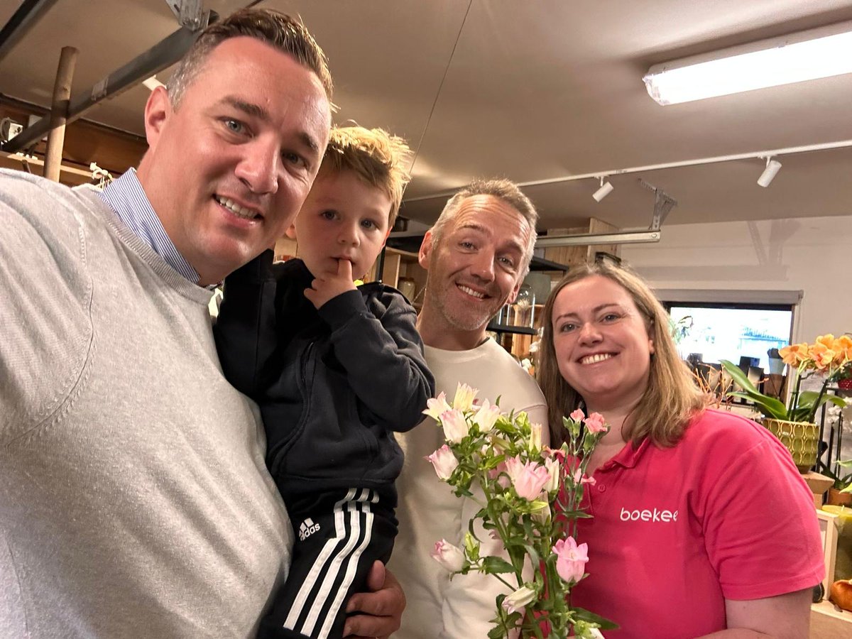 UNIZOvzw's tweet image. Sarah Cappelle, zaakvoerster van bloemenzaak Boekee in Jabbeke, mocht vandaag Radio2-journalist en presentator van het consumentenprogramma &apos;WinWin&apos; aan het werk zetten in haar winkel. Xavier genoot er duidelijk van. 😀 #WeekendVanDeKlant