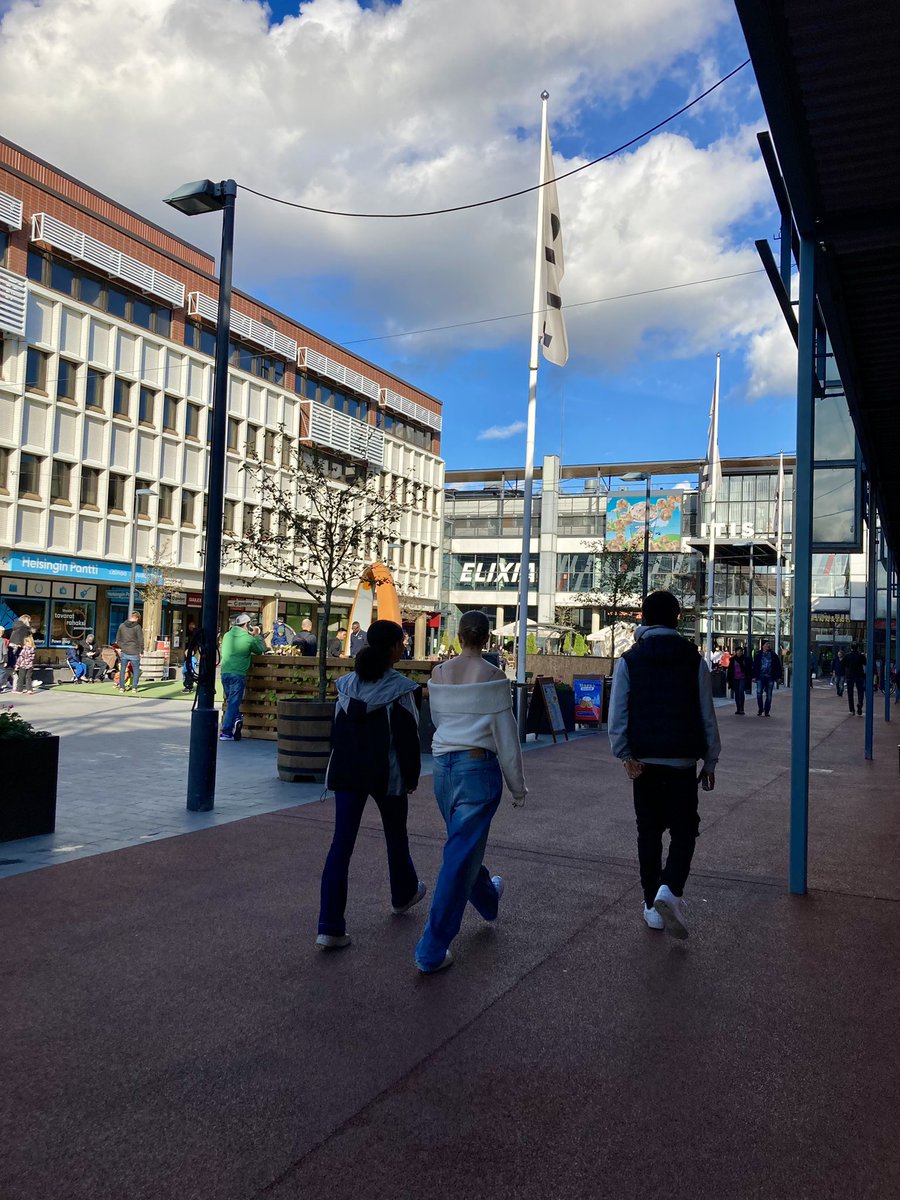 Vierailin Itäkeskuksessa. Sanotaan, että muu Suomi seuraa Helsinkiä ja tulee sen perässä. Jos tulevaisuuden näkee Itäkeskuksessa, meillä taitaa olla silloin nolla minareettia, nuori ja monimuotoinen väestö ja entistä parempi ruokakulttuuri.