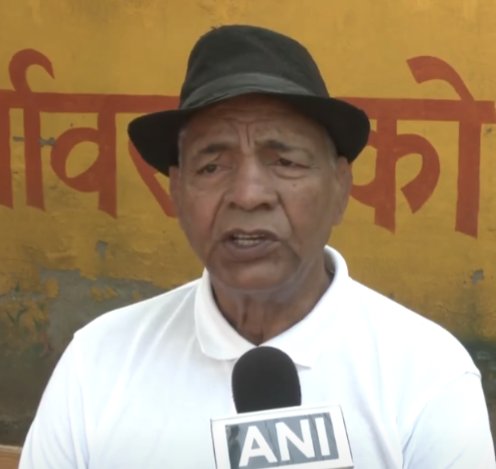 epanchjanya's tweet photo. महावीर फोगाट का बड़ा बयान!

हम सभी चाहते थे कि 2028 ओलंपिक के लिए विनेश तैयारी करे।

अभी उसके पास समय था, एकबार ओलंपिक मेडल आ जाता तो राजनीति होते रहती।

लेकिन दीपेंद्र हुड्डा और भूपेंद्र हुड्डा ने विनेश फोगाट को राजनीति में अपने फायदे के लिए लाया।

चुनाव आज खत्म हो गए है, आगे क्या होगा भगवान ही जानता है।

मां-बाप कभी भी बच्चे का बुरा नहीं चाहते चाहे बच्चा कितना भी कुपात्र हो जाए।