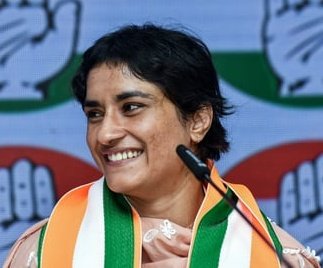 epanchjanya's tweet photo. महावीर फोगाट का बड़ा बयान!

हम सभी चाहते थे कि 2028 ओलंपिक के लिए विनेश तैयारी करे।

अभी उसके पास समय था, एकबार ओलंपिक मेडल आ जाता तो राजनीति होते रहती।

लेकिन दीपेंद्र हुड्डा और भूपेंद्र हुड्डा ने विनेश फोगाट को राजनीति में अपने फायदे के लिए लाया।

चुनाव आज खत्म हो गए है, आगे क्या होगा भगवान ही जानता है।

मां-बाप कभी भी बच्चे का बुरा नहीं चाहते चाहे बच्चा कितना भी कुपात्र हो जाए।