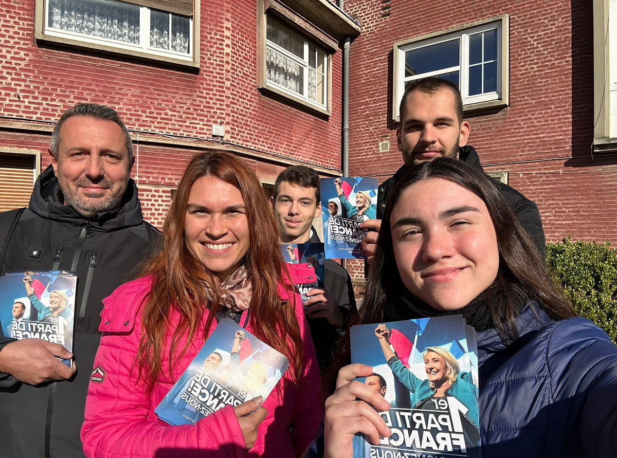 BilletRibeiro's tweet photo. 🔵 Avec les militants de la première circonscription de la Somme nous sommes sur le terrain ce week-end !
#RN80 @rn_hdf 🇲🇫 https://t.co/HrfwCGIAHv