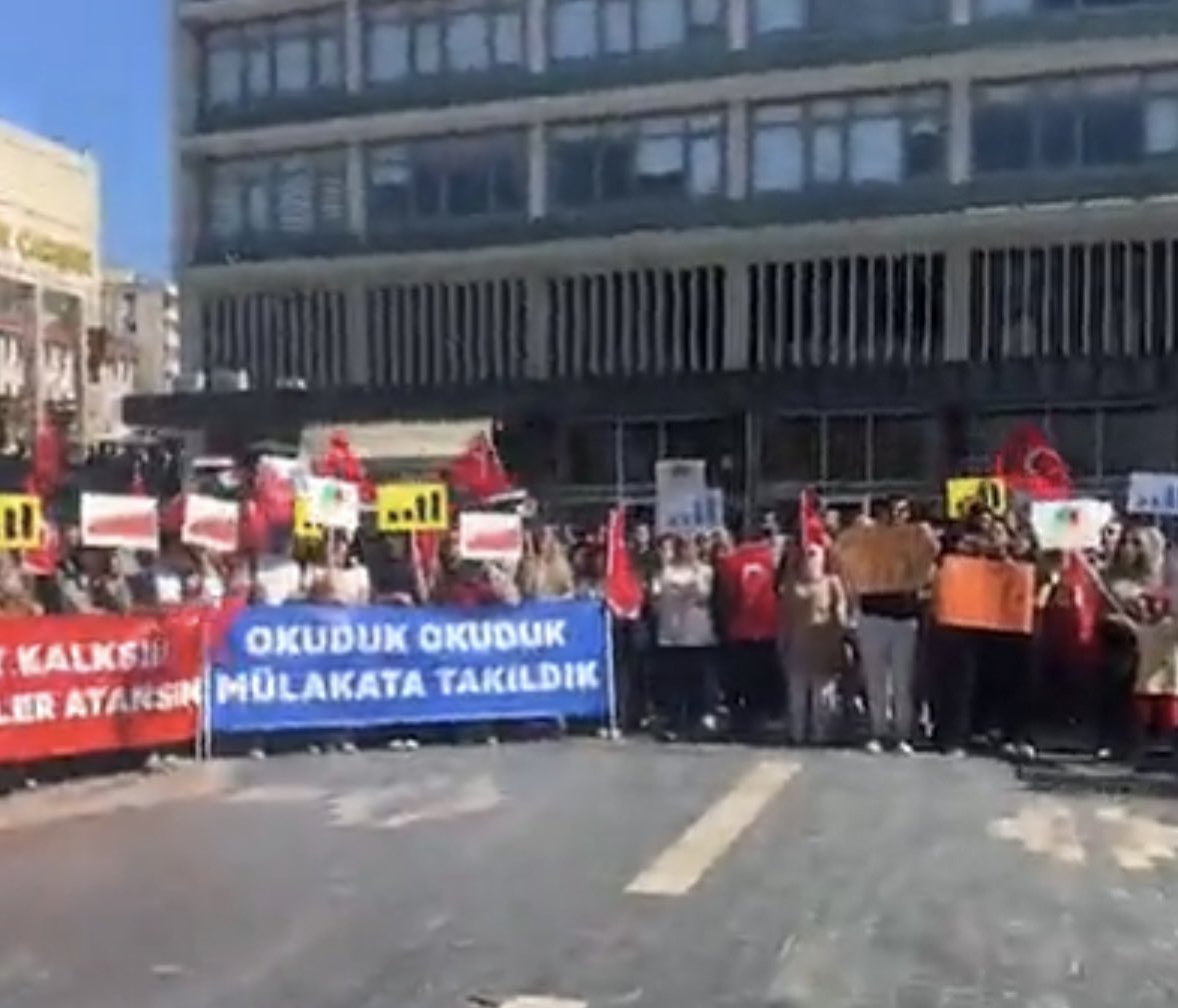 "Eğitimde başarı ve yetkinliğin ölçütü olan sınavlar, mülakat gibi unsurlarla ikinci plana itildiğinde, adalet ve eşitlik ilkeleri zedelenir. Bu durum, bireylerin hak ettikleri fırsatlara erişimini engeller ve toplumsal güveni sarsar."

 #MülakataKarşıUlustayız