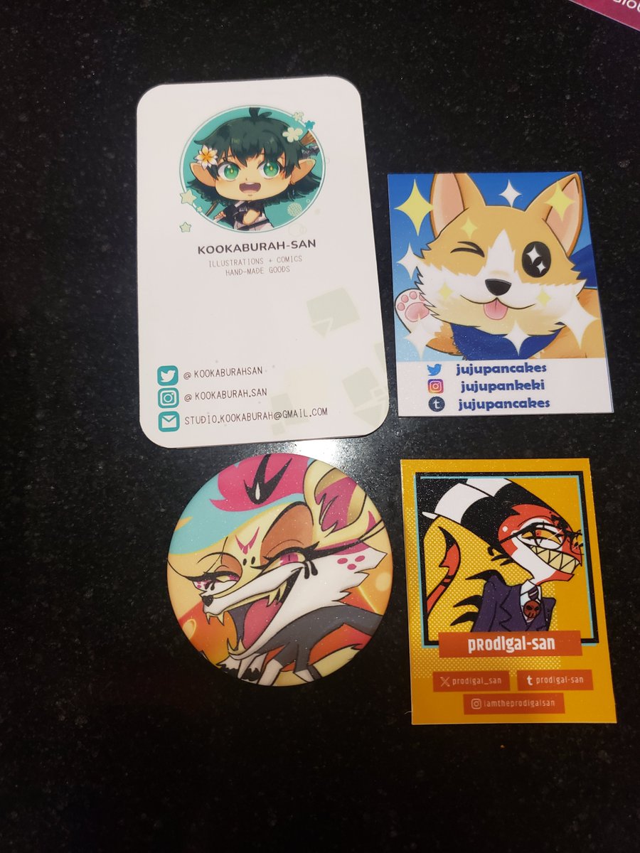 spacedpanini's tweet photo. #PotAHalloween  haul! I lost my Ironmouse/Connor a5 print i bought because i was silly and ddnt notice but I still am thankful to experience the con with a friend! Look at all my Mikus!

(If someone has found my print, please please please message me xD) https://t.co/vPfzzURxFG