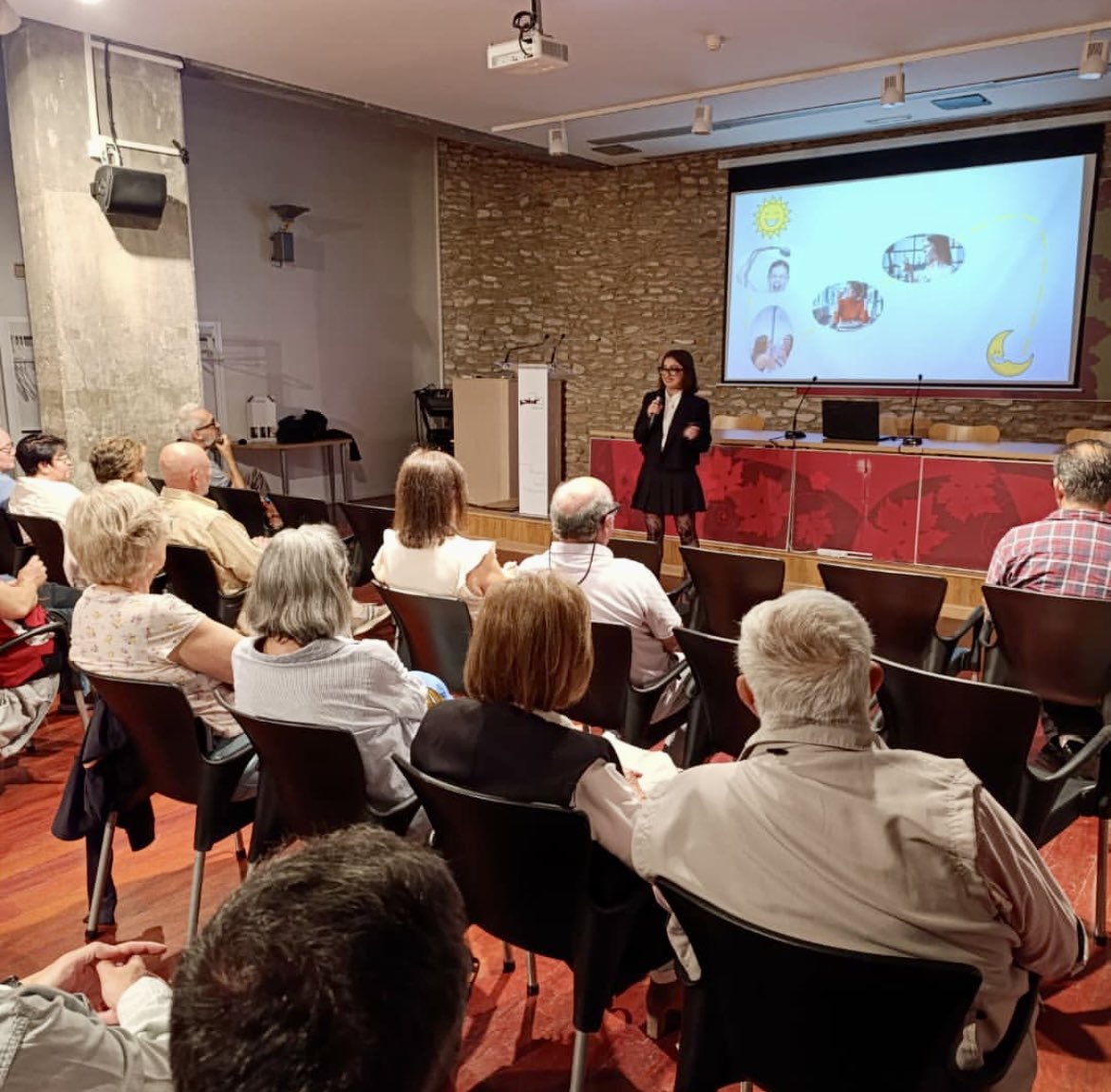 ClaraIAlcolado's tweet photo. Ayer tuve el placer de dar una charla en el Museo del Vino de Valdepeñas gracias a la invitación de @Quixoteinnova 
La charla se tituló: “Contaminantes preocupantes: ¿Sabías que la mayoría salen de tu hogar?” ¡Gracias!
@AytoValdepenas @uclm_es @uclmdivulga @FCTQ_uclm @fotoairg https://t.co/7evBMrtAUn