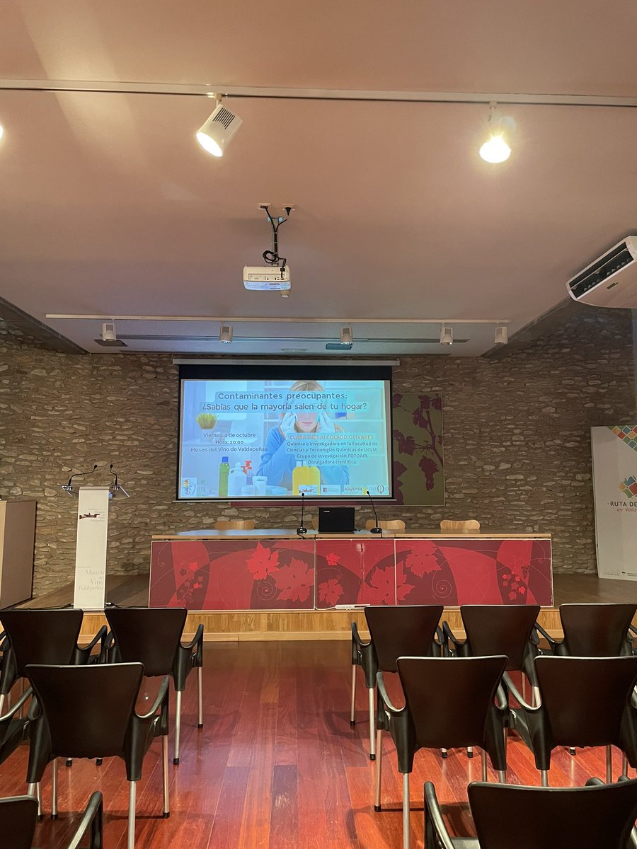 ClaraIAlcolado's tweet photo. Ayer tuve el placer de dar una charla en el Museo del Vino de Valdepeñas gracias a la invitación de @Quixoteinnova 
La charla se tituló: “Contaminantes preocupantes: ¿Sabías que la mayoría salen de tu hogar?” ¡Gracias!
@AytoValdepenas @uclm_es @uclmdivulga @FCTQ_uclm @fotoairg https://t.co/7evBMrtAUn