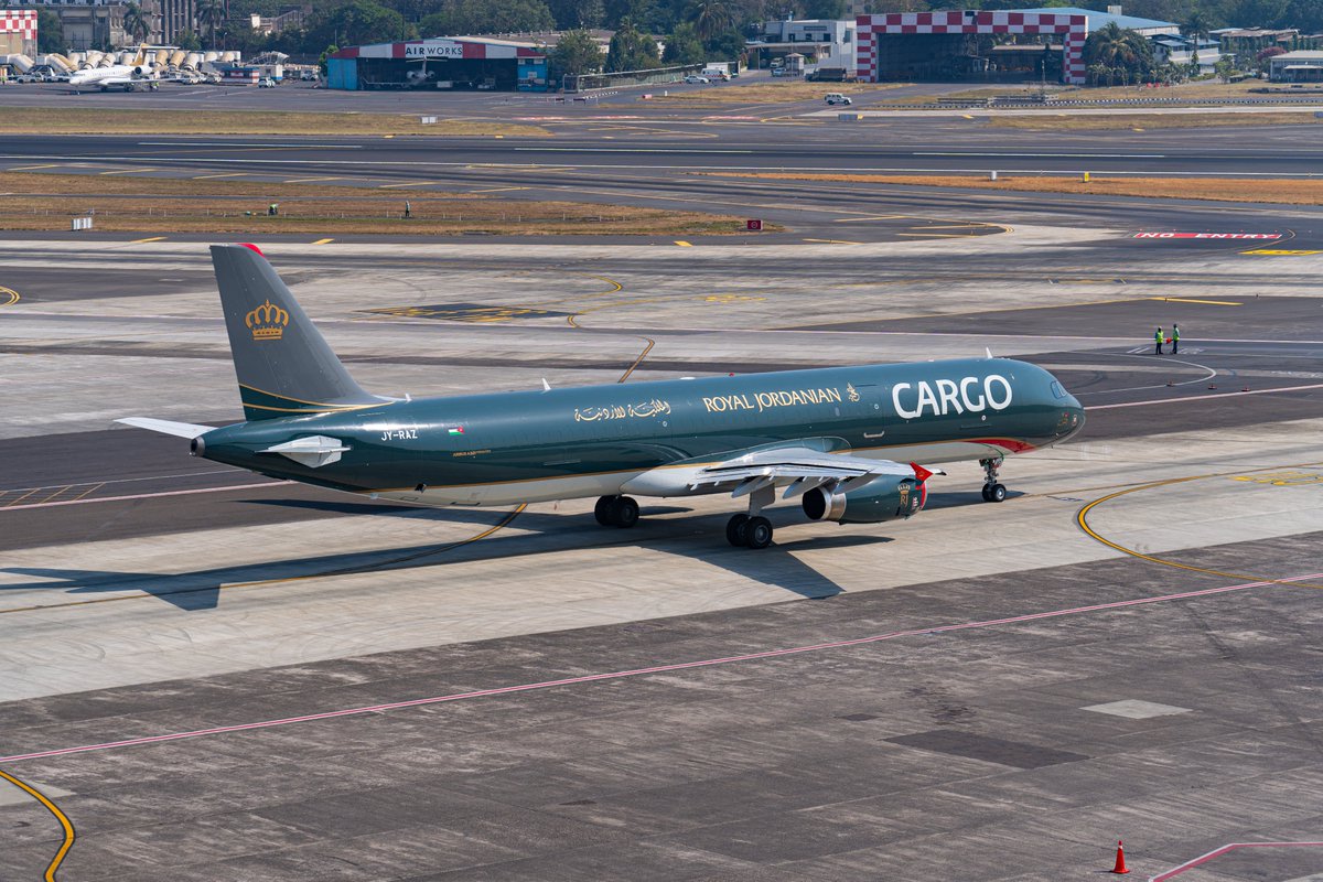 CSMIA_Official's tweet photo. Experience the elegance of Royal Jordanian at #MumbaiAirport, where tradition and innovation converge into a perfect harmony.
#GatewayToGoodness #CSMIA #CargoExperience #SkySpectacle #PlaneSpotting https://t.co/3oCYo9Rglk