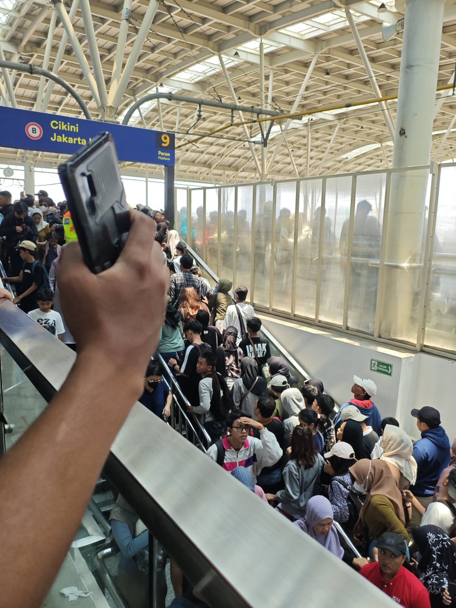 Stasiun #Manggarai siang tadi. Memang biasa full sih. Tp ternyata di bawah padet crowded banget banget paraaah kek orang nonton konser. Mana bnyk anak kecil pula.. 🫣