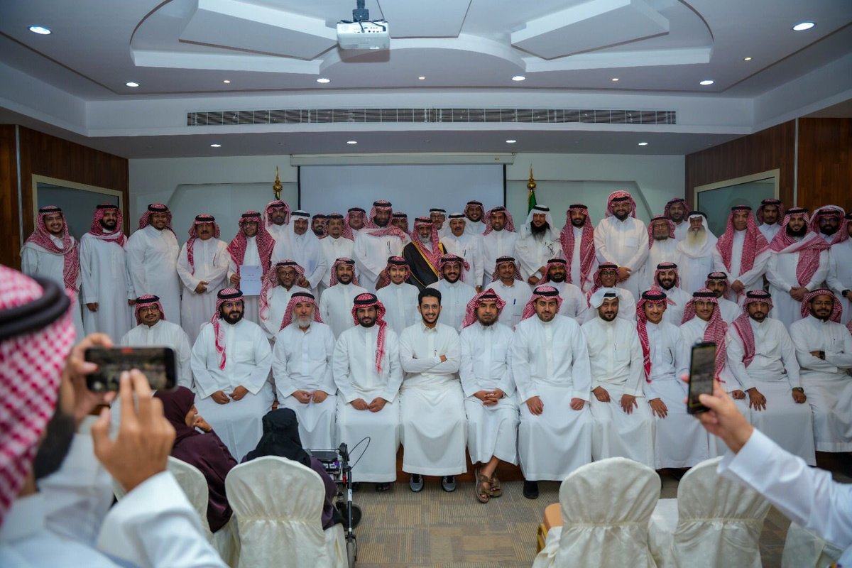 KNews2030_KSA's tweet photo. "الجمعية السعودية للإعاقة السمعية" توقع مذكرة تفاهم مع "نادي الغد الإعلامي"

@shiorgsa 
@DrALOTHMAN 
@amal_ha22 
#خبر_الرياض #السعودية 

خبر الرياض - أمل الدوسري 

تم توقيع مذكرة تفاهم بين الجمعية السعودية للإعاقة السمعية ونادي الغد الإعلامي، وذلك بهدف تعزيز التعاون والشراكة في مجالات العمل الإعلامي والتوعية والتدريب، بما يسهم في دعم وخدمة المجتمع من خلال المبادرات المشتركة وتحقيق الفائدة لجميع الأطراف.

وقع الاتفاقية من جانب الجمعية السعودية للإعاقة السمعية، الدكتور عثمان بن عبد الله آل عثمان، رئيس الجمعية، ومن جانب نادي الغد الإعلامي الأستاذة لمياء عبدالرحمن المرشد، نائب رئيس النادي.

وتهدف المذكرة إلى توسيع مجالات التعاون بين الطرفين، بما يشمل الاستفادة من الخبرات وتقديم الخدمات المتخصصة في مجال الإعلام والتوعية، وتشمل التزامات الطرفين، وضع شعار نادي الغد الإعلامي كشريك إعلامي في الموقع الإلكتروني للجمعية، وتنظيم ورش عمل ودورات تدريبية متخصصة لموظفي الجمعية، إضافة إلى تسهيل مشاركة ممثلي الطرفين في الفعاليات والبرامج المشتركة.

كما تنص المذكرة على تنظيم الاتصالات والمخاطبات بين الطرفين لضمان التنفيذ الفعّال للبرامج والمشاريع المتفق عليها، مع التأكيد على تجديد المذكرة سنويًا بما يتوافق مع متطلبات المرحلة.

تأتي هذه المذكرة في إطار تعزيز التعاون بين الهيئات والمؤسسات الوطنية ؛لتحقيق الصالح العام وتطوير الخدمات المقدمة لذوي الإعاقة السمعية.