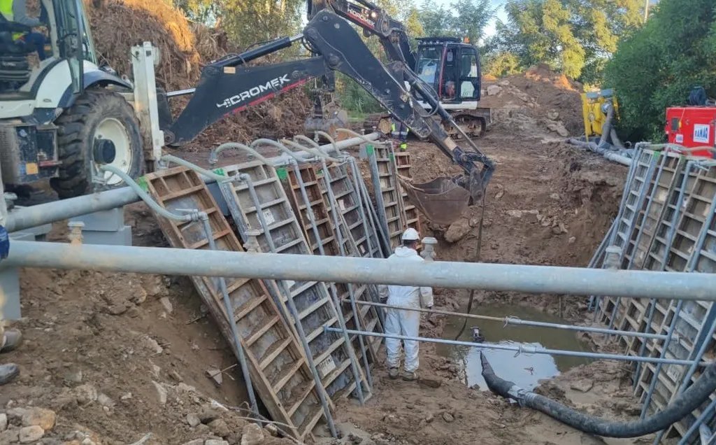 OlladelRei's tweet photo. Una tragèdia en 4 actes: 
1) es trenca el col.lector de Castelldefels (és la 20è cop en 4 anys) 
2) envien Camions cisternes x contenir els vessaments però és insuficient 
3) les aigües residuals s'aboquen a la corredora (ja portem +24 hores) 
4) Finalment, la merda arriba al mar https://t.co/mojylWxYsl