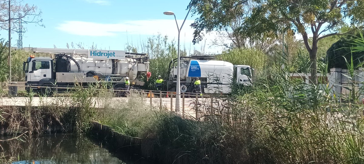 OlladelRei's tweet photo. Una tragèdia en 4 actes: 
1) es trenca el col.lector de Castelldefels (és la 20è cop en 4 anys) 
2) envien Camions cisternes x contenir els vessaments però és insuficient 
3) les aigües residuals s'aboquen a la corredora (ja portem +24 hores) 
4) Finalment, la merda arriba al mar https://t.co/mojylWxYsl