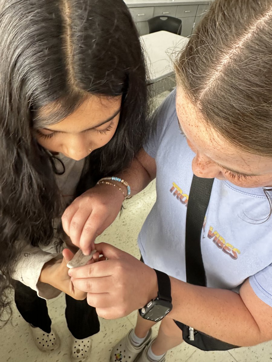 Mrsknadeau's tweet image. 🌈 Exploring the fascinating world of minerals! 🏞️ We began our journey with observation skills, and next week we’re using the Mohs Hardness Scale to measure toughness! 💎🔬@RaidersofWRJH @ReynSchools 
#scaffoldlearning