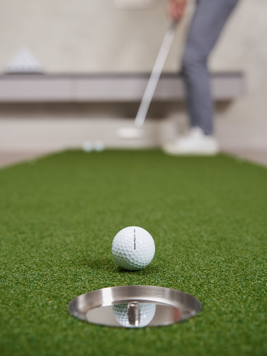 ChiputtGolf's tweet photo. 🏌️ Practice wherever you like!

🏡 From your living room to the backyard, man cave, or office, the Chiputt mat seamlessly fits any space, enabling professional-level putting and chipping training wherever you are! ⛳️

#GolfAnywhere #Chiputt #GolfTraining #VersatileGolfMat https://t.co/VPvTrbSjoz