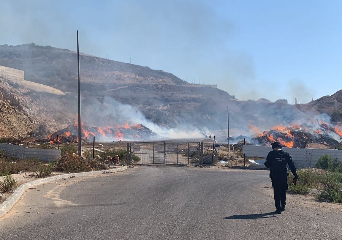 כבאות והצלה מעדכנים: כמה מוקדי שרפה בכרמיאל ובגליל העליון כתוצאה מהמטחים לצפון. לוחמי האש פועלים כדי להשיג שליטה על הלהבות