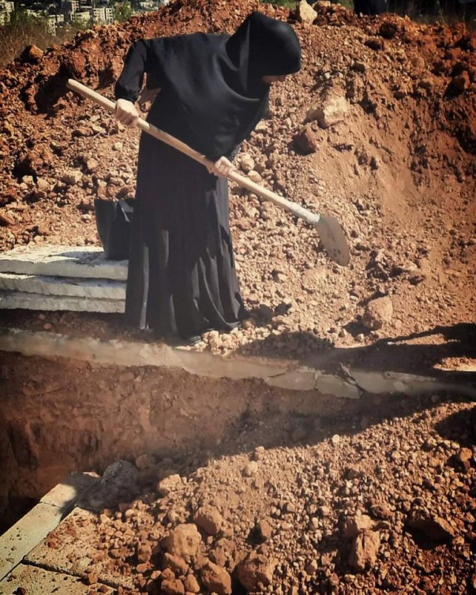 Gazze’nin güneyinde şehid edilen babasını ve iki kardeşini tek başına toprağa vermeye çalışan bir kız küreği istiyorlar vermem bu benim davam benim imtihanım bizzat Allah’a ben anlatacağım herşeyi diyor ve toprak atmaya devam ediyor !!

Binlerce dosyamız birikiyor ama özgürüz!!!!