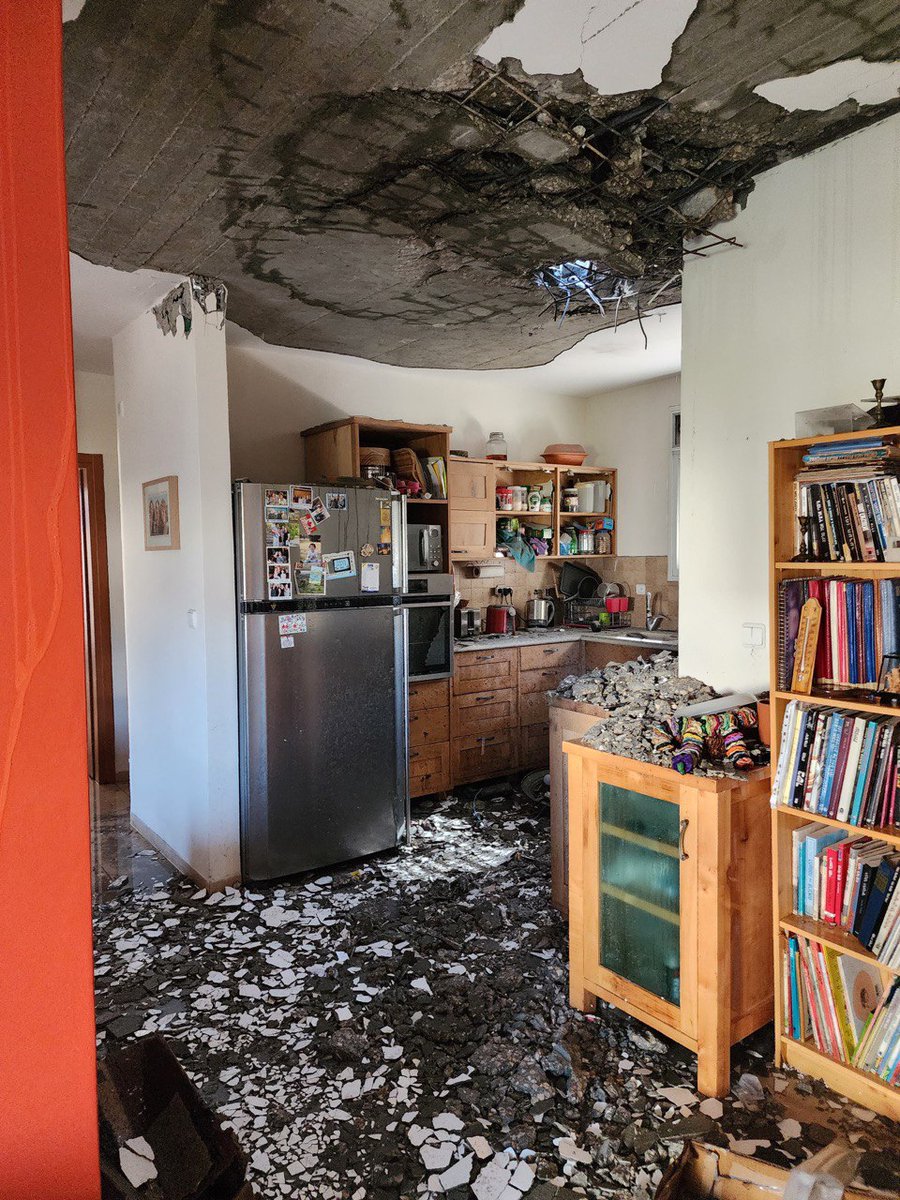 הפגיעה הישירה בגג הדירה - וההרס בכל האזור | כך נראית הזירה בכרמיאל
<a href="/sharonknoblich/">שרון קנובליך | Sharon Knoblich</a>